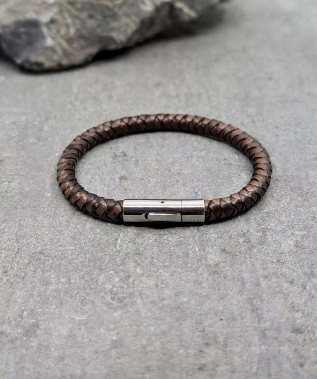 Bracelet cuir rond marron et fermoir brillant